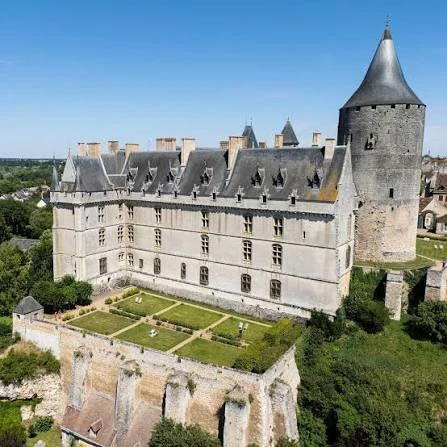 Le château de Châteaudun dominant la vallée du Loir