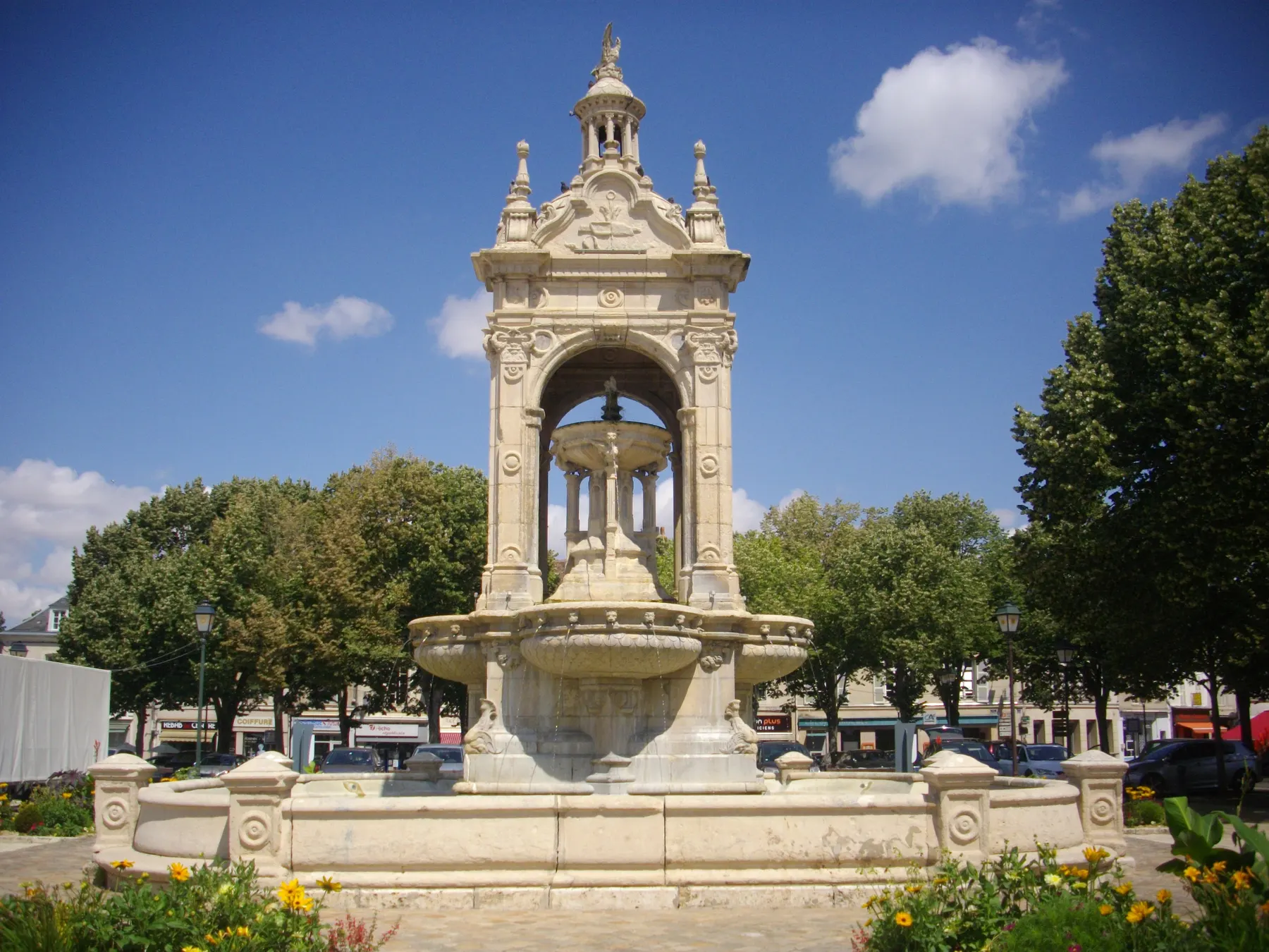 La fontaine de la place du 18-Octobre à Châteaudun